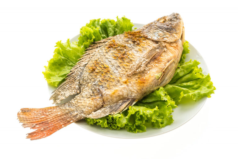 menggoreng ikan