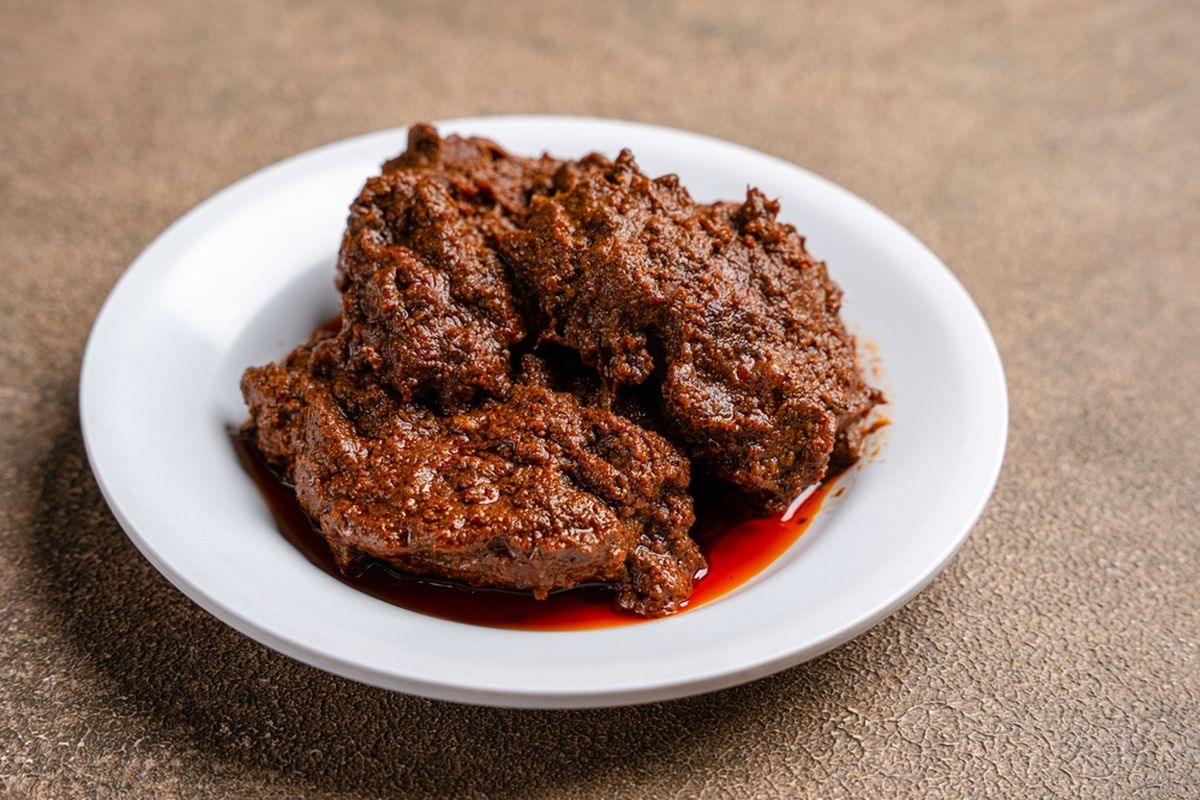 memasak daging rendang
