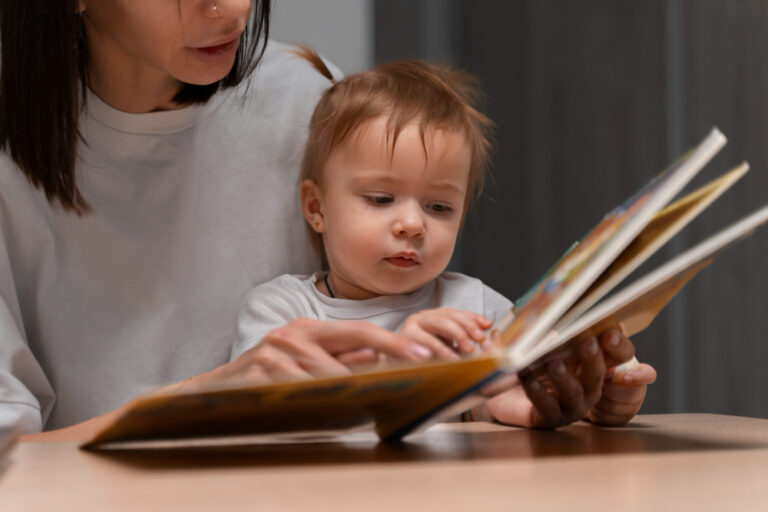 kenalkan anak pada buku sejak dini