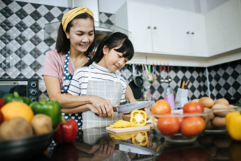 anak belajar memasak