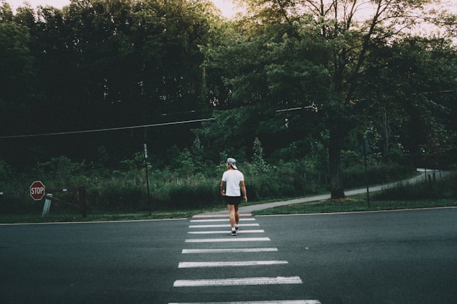 Tips menyebrang jalan